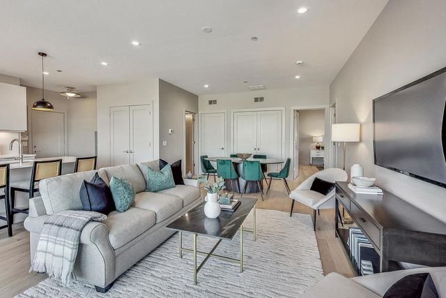 1317 N Western Avenue 504, Chicago, IL 60622