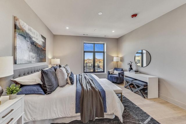 1317 N Western Avenue 504, Chicago, IL 60622