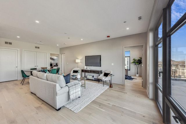 1317 N Western Avenue 504, Chicago, IL 60622