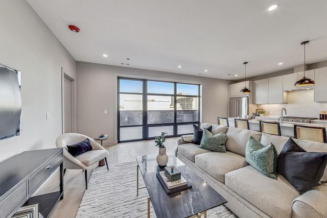 1317 N Western Avenue 504, Chicago, IL 60622