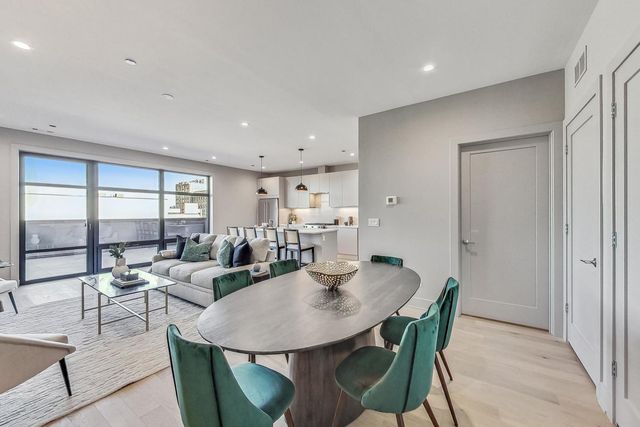 1317 N Western Avenue 504, Chicago, IL 60622