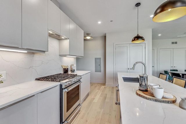 1317 N Western Avenue 504, Chicago, IL 60622