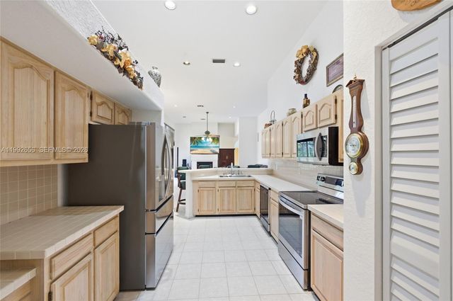 3038 Lakewood Dr, Weston, FL 33332