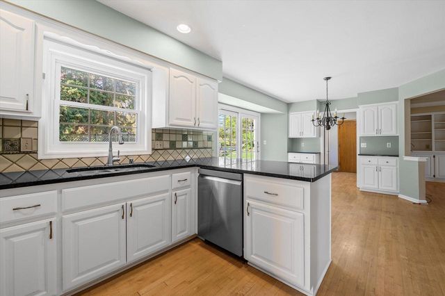 20845 Hunters RUN, Brookfield, WI 53045