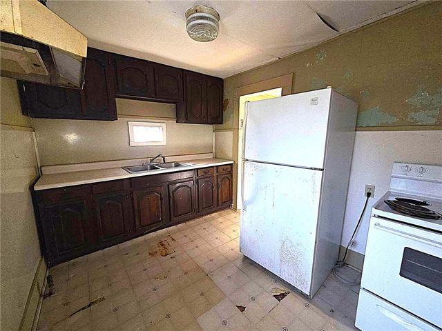 909 E Kleberg Ave, Kingsville, TX 78363