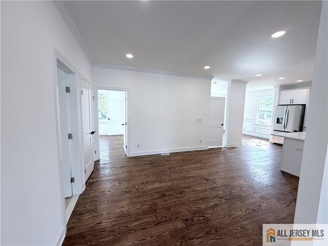 28 S McKinley Avenue, Iselin, NJ 08830