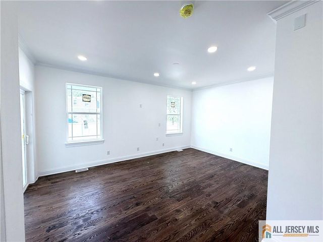 28 S McKinley Avenue, Iselin, NJ 08830