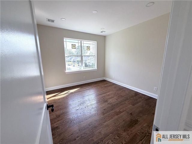 28 S McKinley Avenue, Iselin, NJ 08830