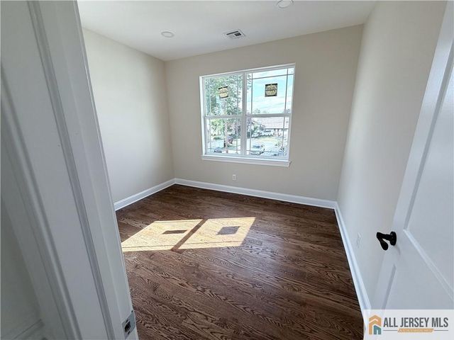 28 S McKinley Avenue, Iselin, NJ 08830