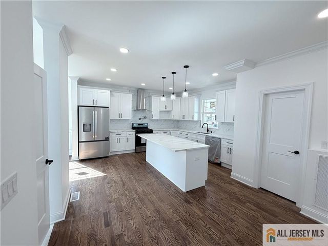 28 S McKinley Avenue, Iselin, NJ 08830