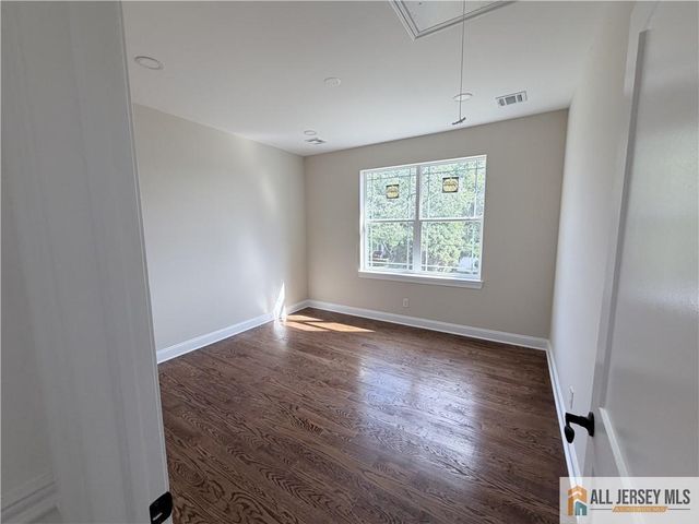 28 S McKinley Avenue, Iselin, NJ 08830
