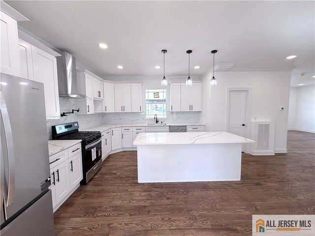 28 S McKinley Avenue, Iselin, NJ 08830