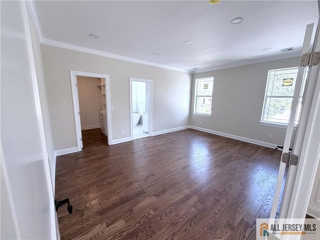 28 S McKinley Avenue, Iselin, NJ 08830