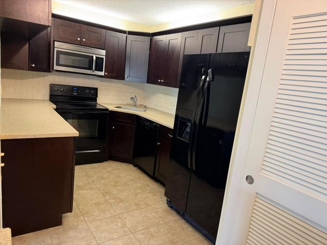 726 Sunny Pine Way B2, Greenacres, FL 33415