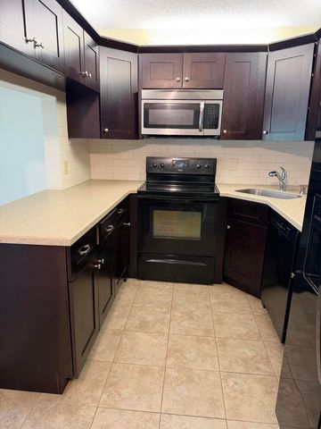 726 Sunny Pine Way B2, Greenacres, FL 33415