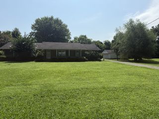 136 W Clearview Dr, Murfreesboro, TN 37128