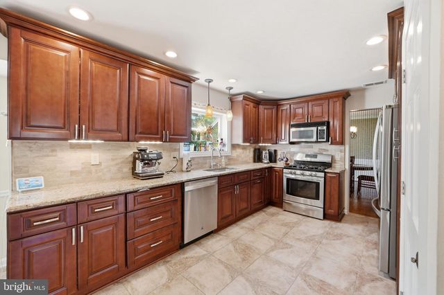 8213 CRACKLING FIRE DR, Gainesville, VA 20155