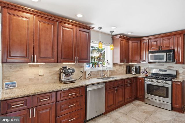 8213 CRACKLING FIRE DR, Gainesville, VA 20155
