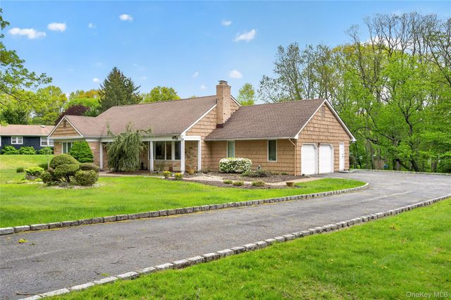 24 Thorngrove Lane, Dix Hills, NY 11746