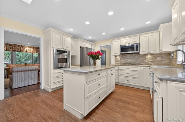 24 Thorngrove Lane, Dix Hills, NY 11746