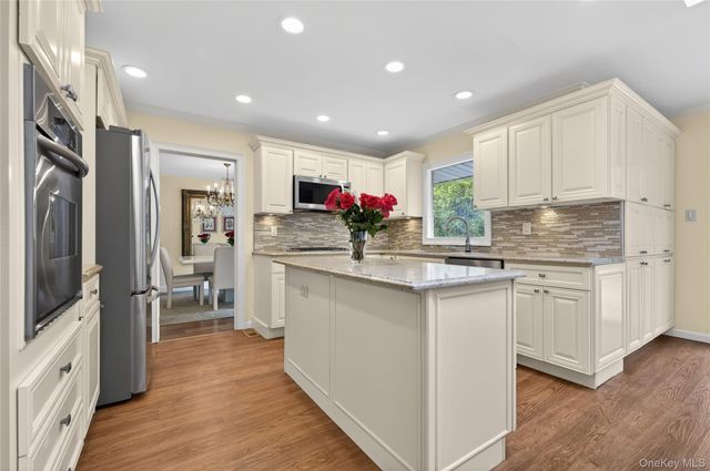 24 Thorngrove Lane, Dix Hills, NY 11746
