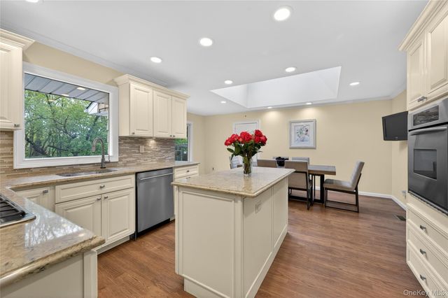 24 Thorngrove Lane, Dix Hills, NY 11746