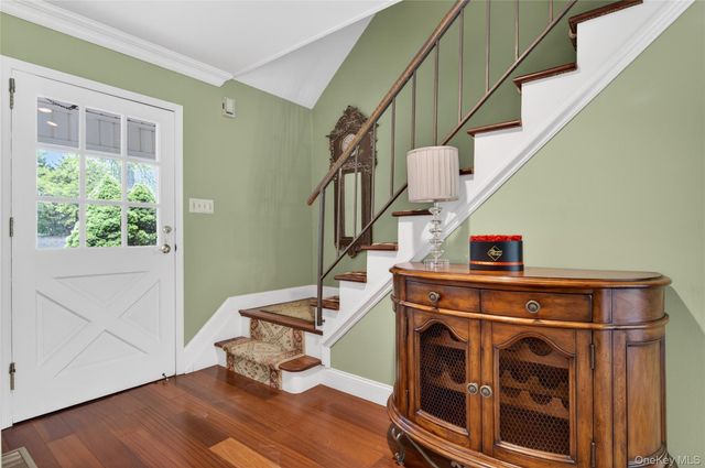 24 Thorngrove Lane, Dix Hills, NY 11746