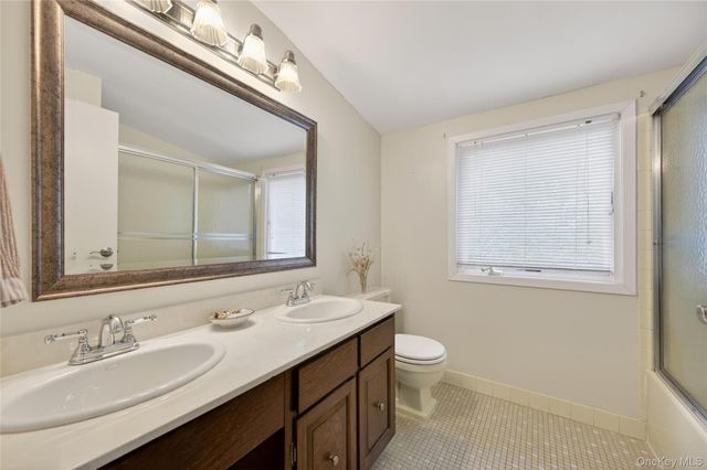 24 Thorngrove Lane, Dix Hills, NY 11746