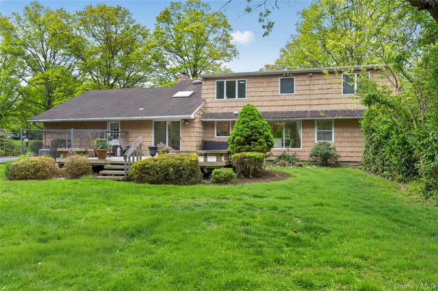 24 Thorngrove Lane, Dix Hills, NY 11746