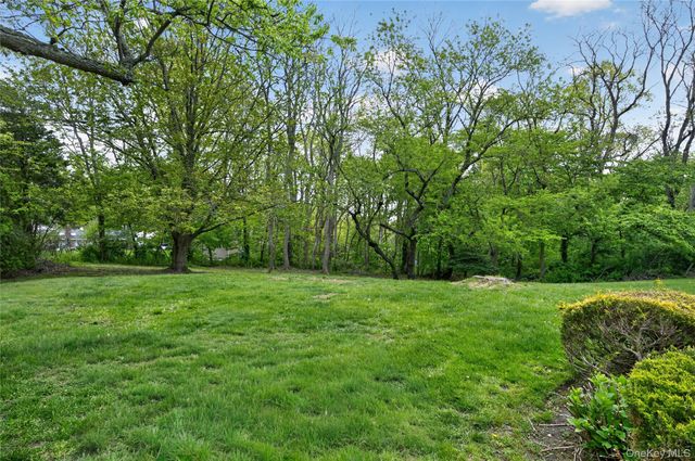 24 Thorngrove Lane, Dix Hills, NY 11746