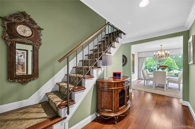 24 Thorngrove Lane, Dix Hills, NY 11746