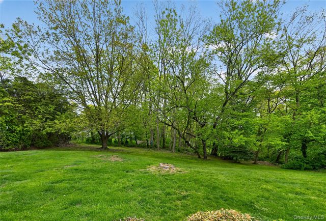 24 Thorngrove Lane, Dix Hills, NY 11746