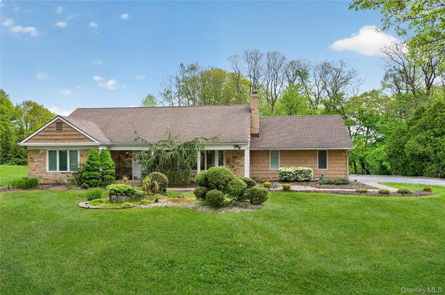 24 Thorngrove Lane, Dix Hills, NY 11746