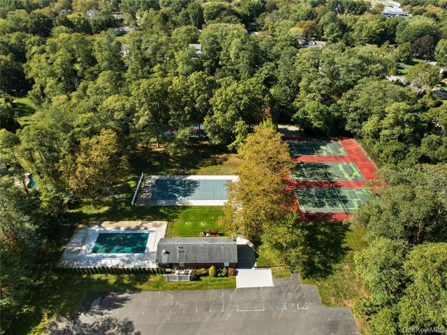 24 Thorngrove Lane, Dix Hills, NY 11746