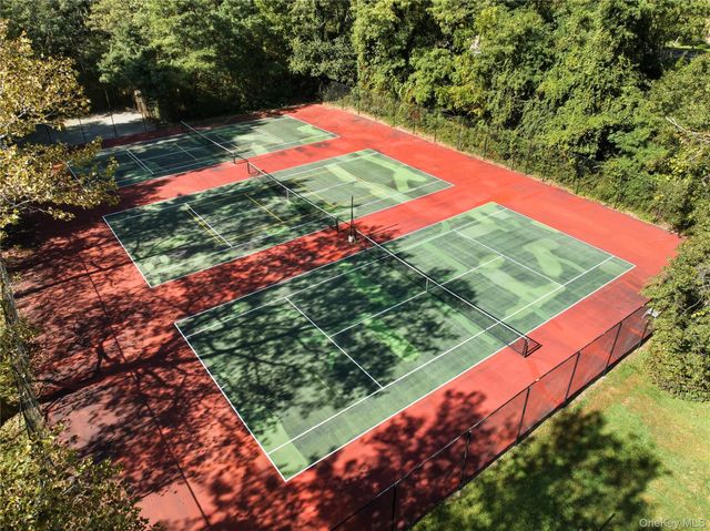 24 Thorngrove Lane, Dix Hills, NY 11746