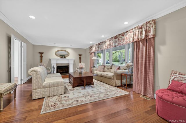 24 Thorngrove Lane, Dix Hills, NY 11746