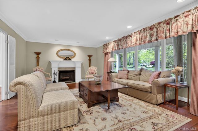 24 Thorngrove Lane, Dix Hills, NY 11746