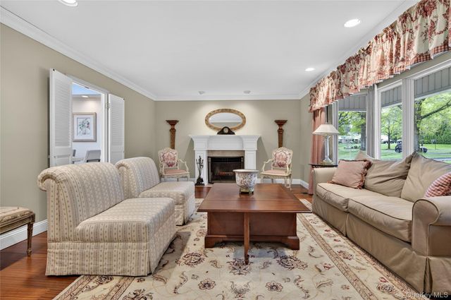 24 Thorngrove Lane, Dix Hills, NY 11746
