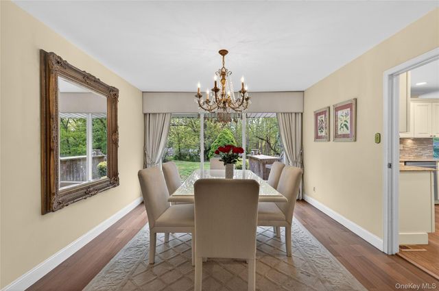 24 Thorngrove Lane, Dix Hills, NY 11746