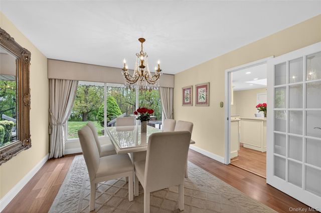 24 Thorngrove Lane, Dix Hills, NY 11746