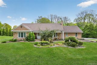 24 Thorngrove Lane, Dix Hills, NY 11746