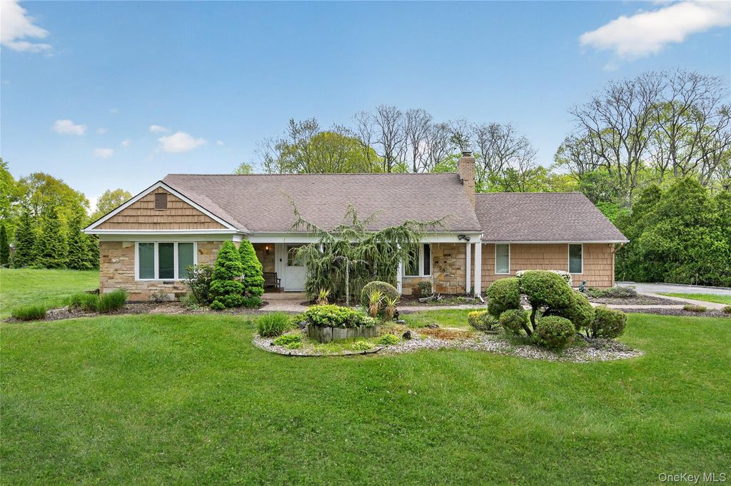 24 Thorngrove Lane, Dix Hills, NY 11746