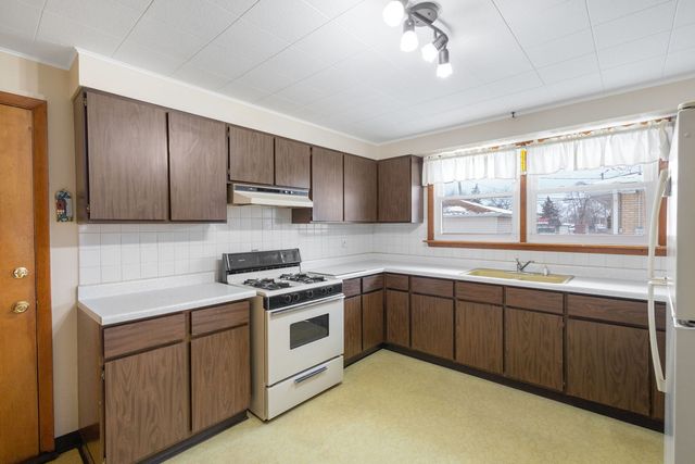 606 De Angelis Court, Chicago Heights, IL 60411