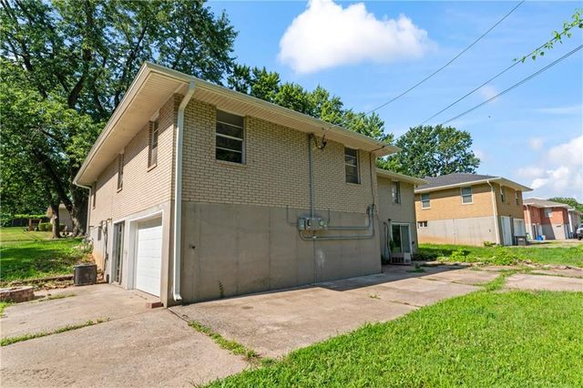 14832 E Nickell Avenue, Independence, MO 64050