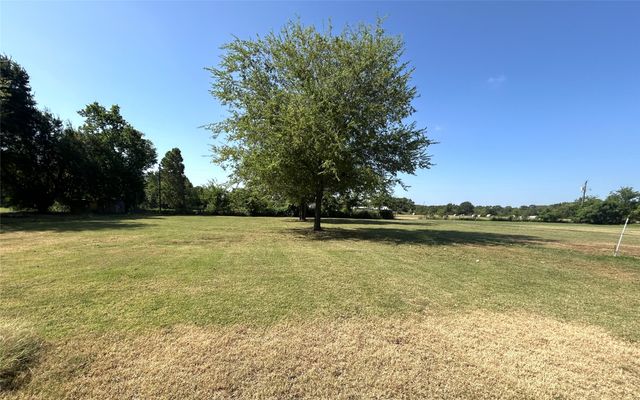 1689 W FM 898, Bonham, TX 75418