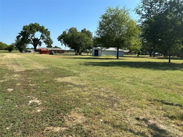 1689 W FM 898, Bonham, TX 75418