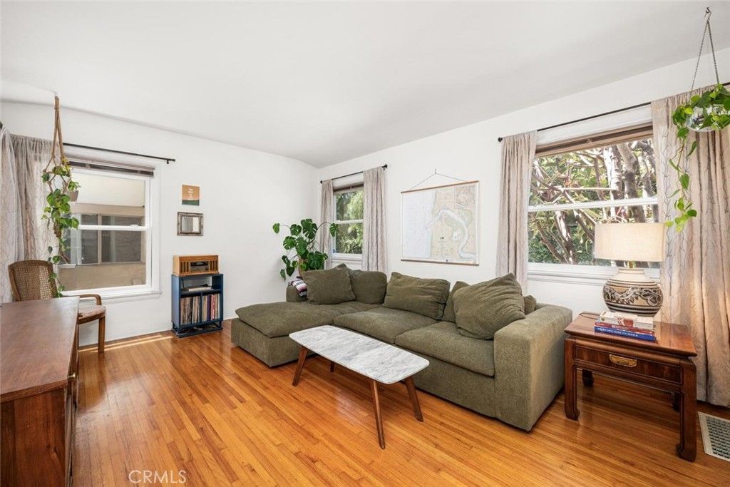 Image 2 of property listing at 235 Termino 4, Long Beach, CA 90803