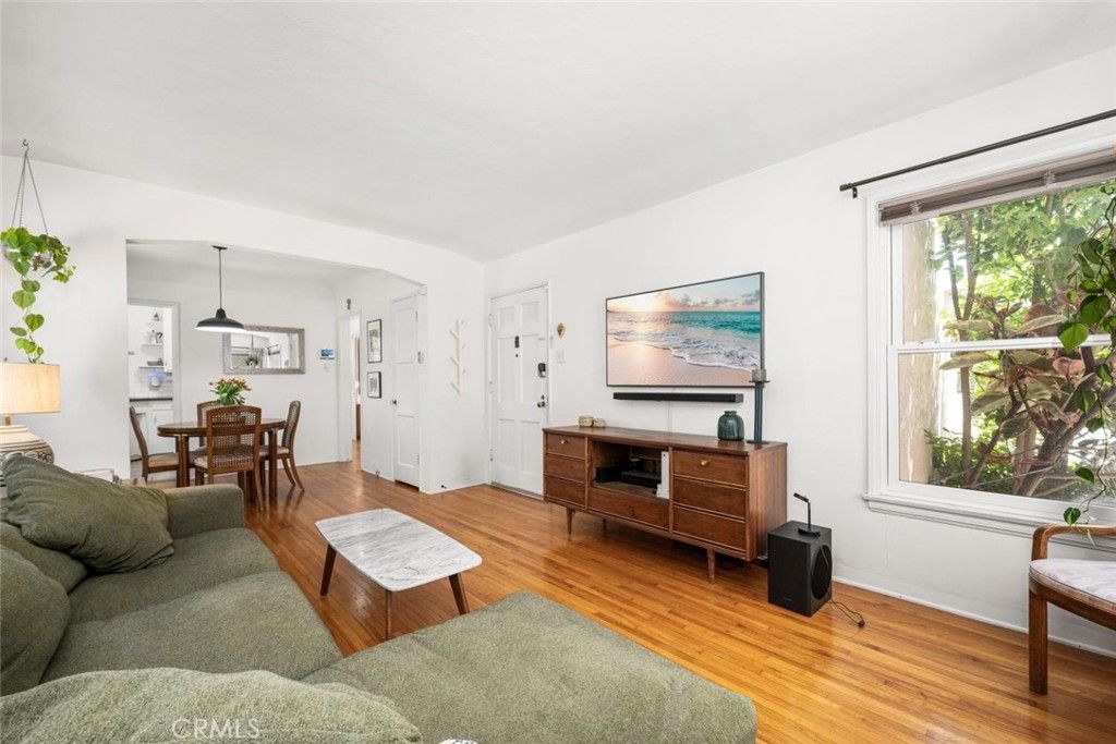 Image 3 of property listing at 235 Termino 4, Long Beach, CA 90803