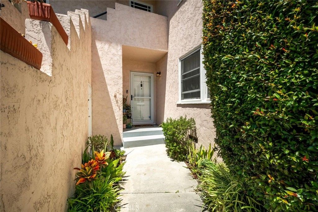 Image 45 of property listing at 235 Termino 4, Long Beach, CA 90803