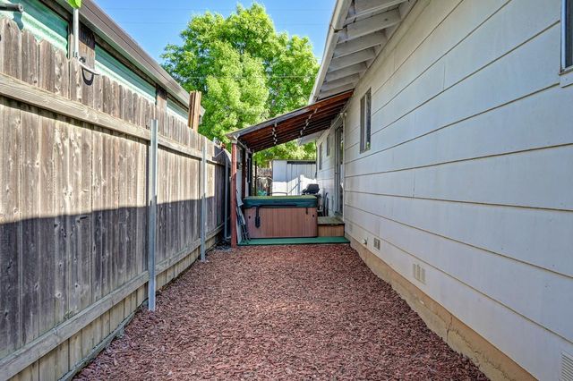 1195 Grand Ave, Olivehurst, CA 95961